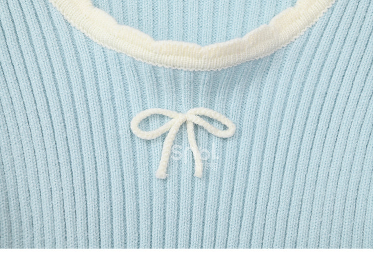 Blaues, schmal geschnittenes Strickoberteil mit Rundhalsausschnitt und Schleifendetails