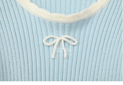 Blaues, schmal geschnittenes Strickoberteil mit Rundhalsausschnitt und Schleifendetails