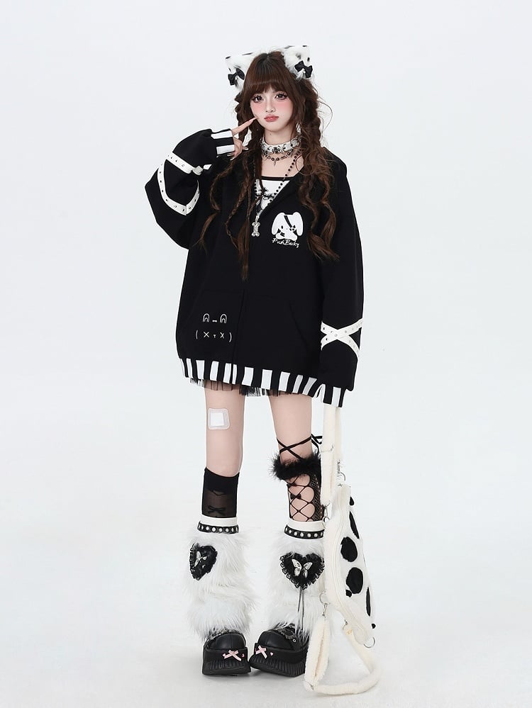 Schwarz-weiß gestreifter Kapuzenpullover mit Hasenohren