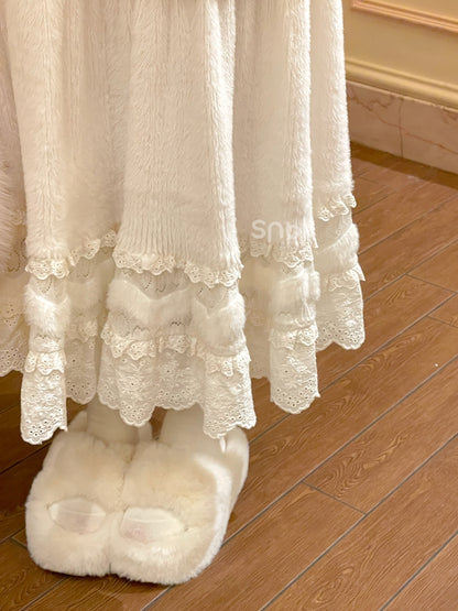 Beigefarbener Midirock mit hoher Taille und Spitzenakzenten und Volantsaum