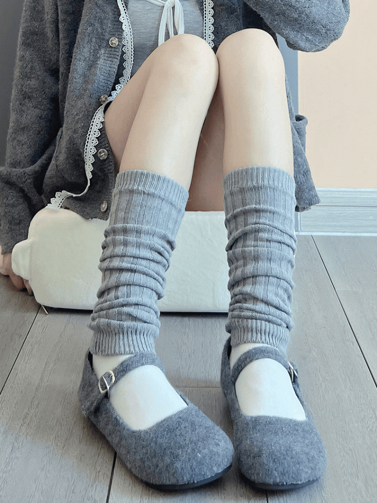 ホワイト/レッド/ライトグレー/ダークグレー/ブラックのニットレッグウォーマー