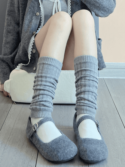 ホワイト/レッド/ライトグレー/ダークグレー/ブラックのニットレッグウォーマー