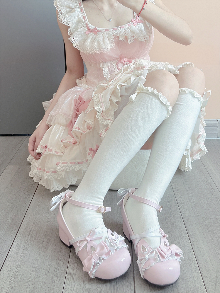 Milchweiße, süße Unterknee-Strümpfe mit Rüschenbündchen und Schleife