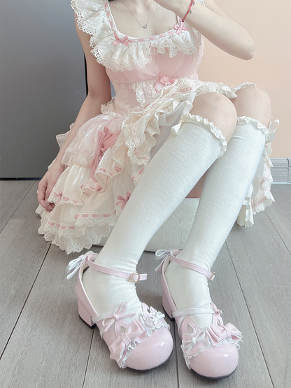 Milchweiße, süße Unterknee-Strümpfe mit Rüschenbündchen und Schleife