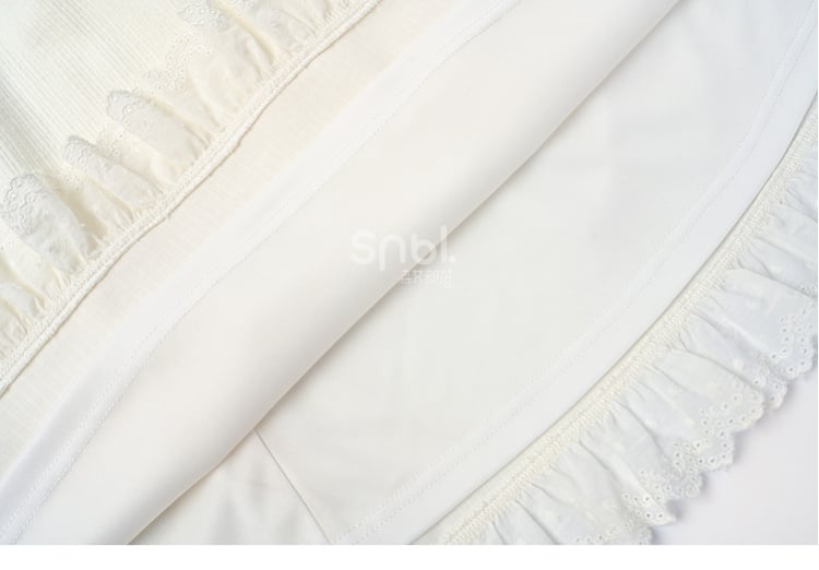 Weißes Kleid mit Schleifenakzenten, Rüschenausschnitt und langen Ärmeln