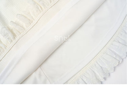 Weißes Kleid mit Schleifenakzenten, Rüschenausschnitt und langen Ärmeln