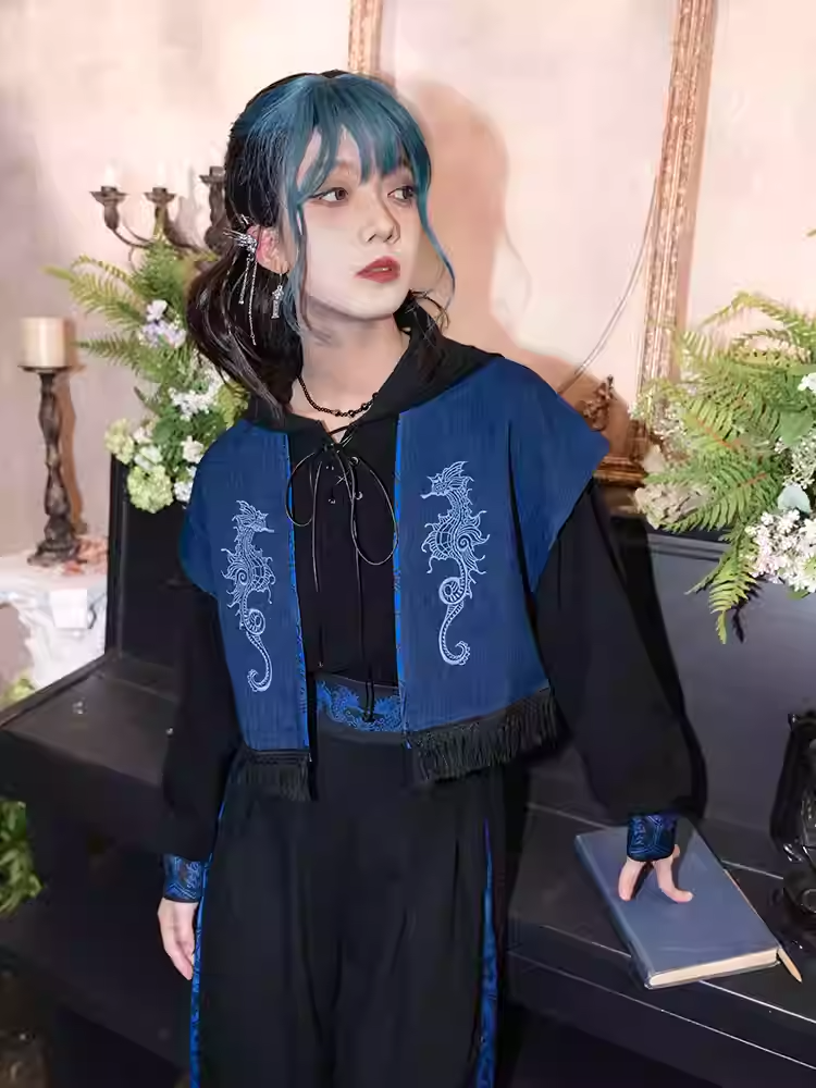 Cheongsam im Seepferdchen-Blau-Stil mit Quaste, offenem Saum und Stickerei