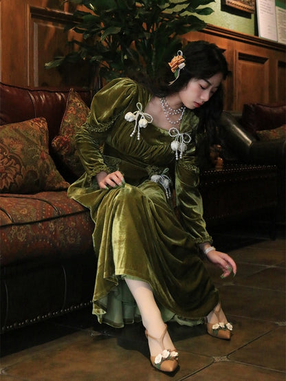 Dunkelgrünes Vintage-Samtkleid mit hoher Taille und quadratischem Ausschnitt