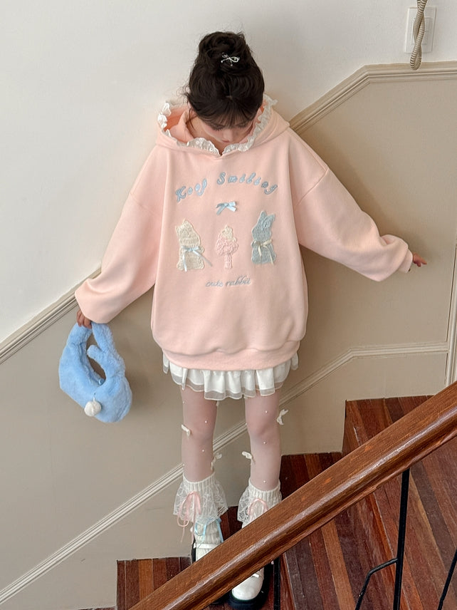 Rosafarbener, süßer Kapuzenpullover mit gehäkelten Häschendetails und Fleecefutter