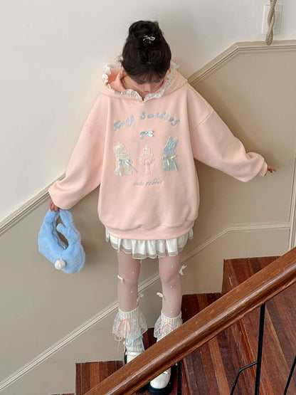 Rosafarbener, süßer Kapuzenpullover mit gehäkelten Häschendetails und Fleecefutter