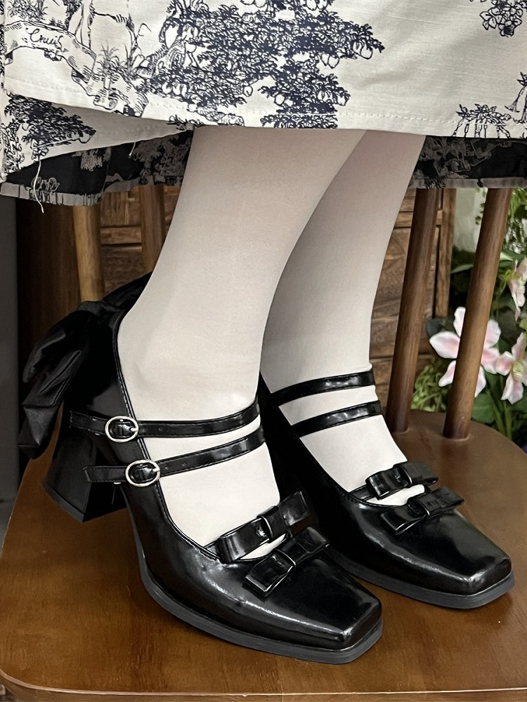 Elegante quadratische Absätze mit doppelter Schleife und PU-Zehenpartie, hohe schwarze Akzente, Lolita-Schnallen