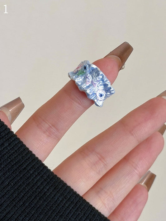 8つのほろ苦い蝶とリングの青い花柄デザイン Y2K オプション