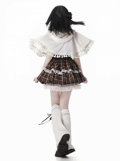 ベージュのボヘミアンタッセルヘムジップアップケープとキャミトップセット