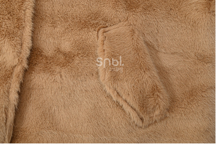 Niedlicher Capybara-verzierter brauner Plüsch-Kapuzenpullover