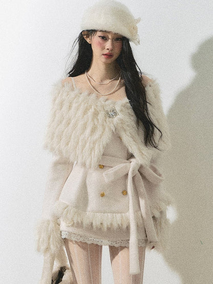 Eleganter Mantel mit schulterfreiem Ausschnitt in Weihnachtsrot/Weiß und abnehmbarem Plüschschal