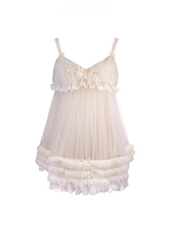 Weiße Kunstpelzakzente mit Slip-Tüllkleid