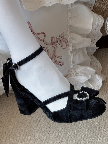 Süße Sandalen mit überkreuzten Riemen an schwarzen Schleifen und Herz mit Perlen auf der Rückseite – Upper Lolita
