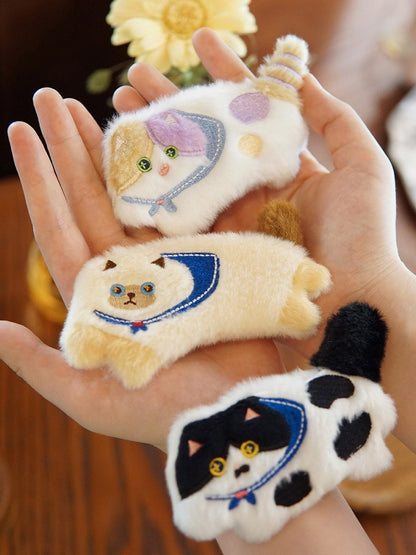 Süße Plüschbrosche in Katzenform