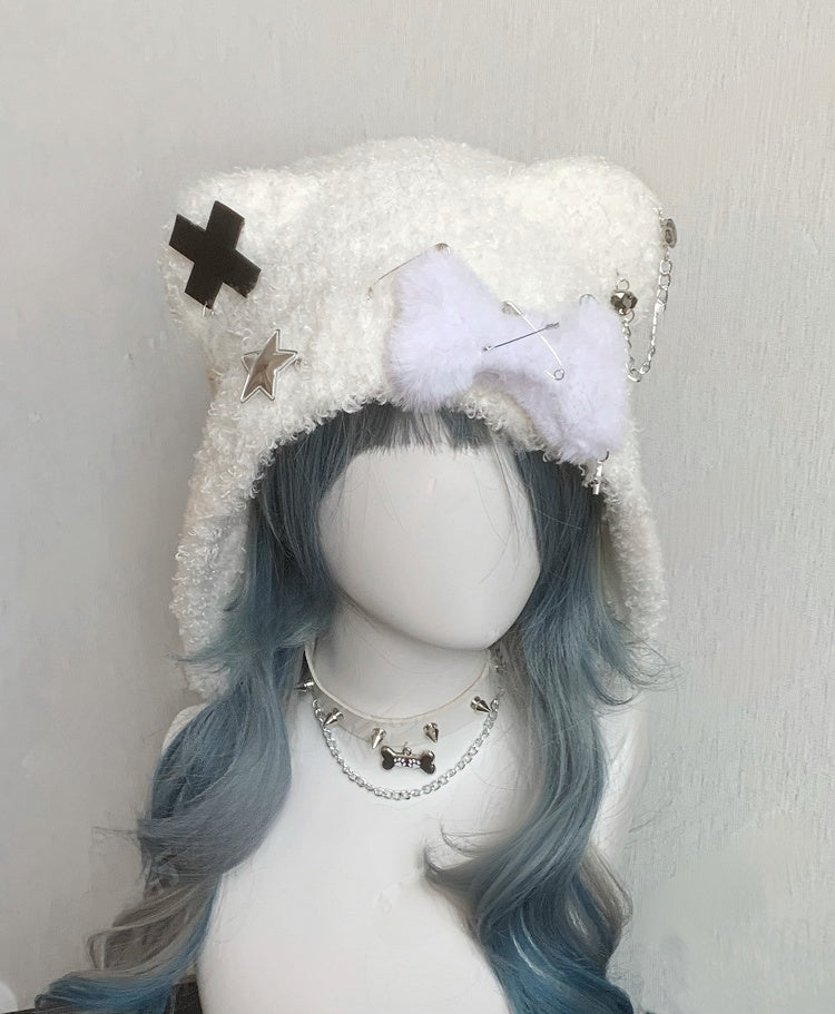 ブラック/ホワイトのクロスとピンのアクセントが付いたクマの耳のぬいぐるみ帽子