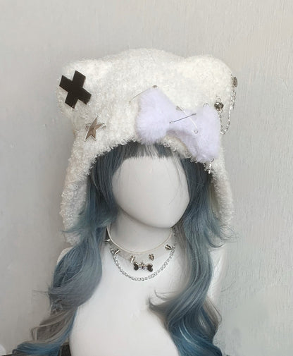 ブラック/ホワイトのクロスとピンのアクセントが付いたクマの耳のぬいぐるみ帽子