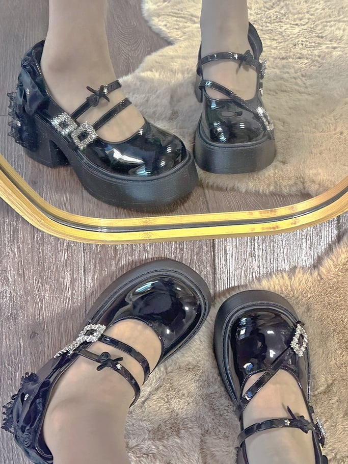 光沢のあるブラックのラインストーンバックルボウとフローラルブロックヒールのメリージェーン