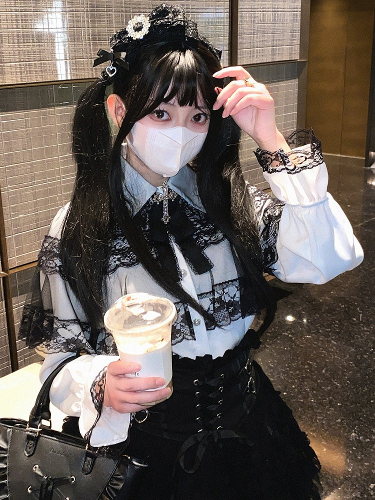 Jirai Kei Bluse im Landminenstil, weiß und schwarz/ganz schwarz, mit Cape-Design aus Spitze