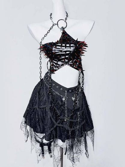 Punk-schwarzes Neckholder-Top mit Nieten und sternförmiger Kette