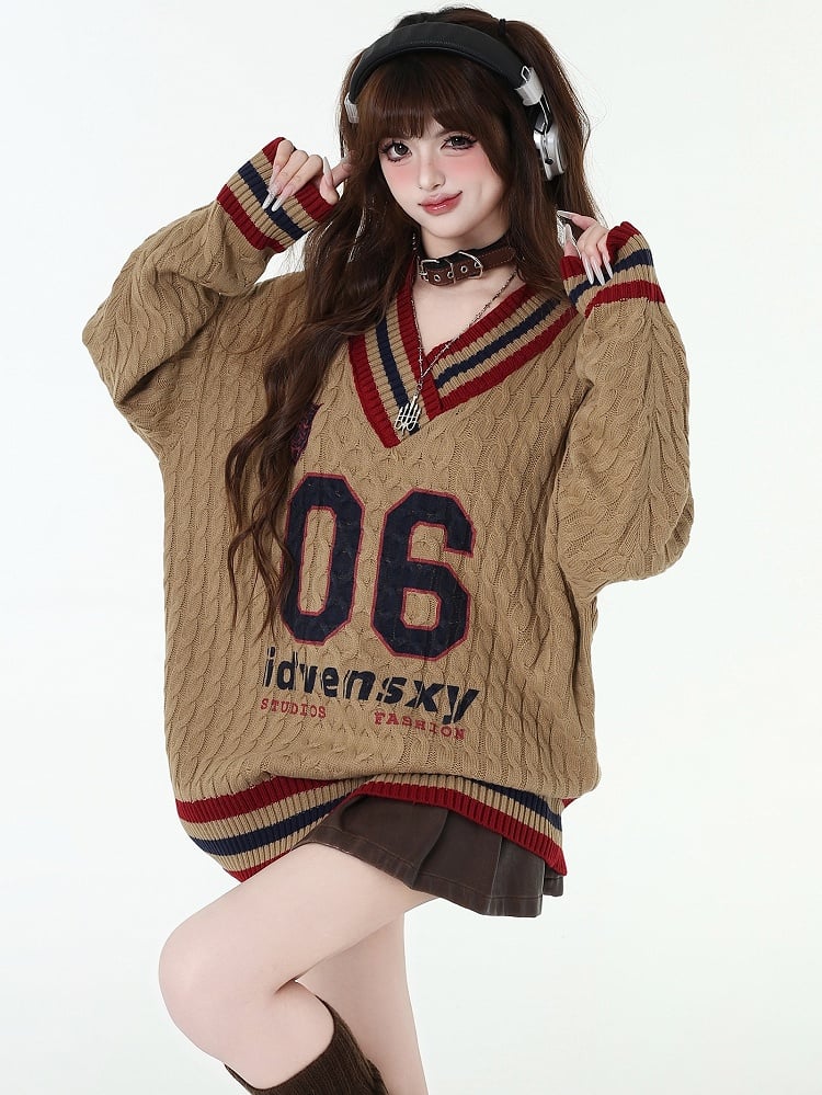 Khakifarbener Preppy-Pullover mit V-Ausschnitt und Zahlen und Buchstaben