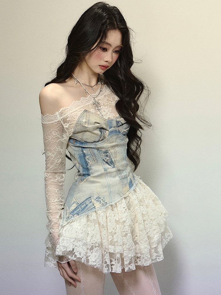 Blaues Minikleid aus Denim mit Patchwork-Spitze und asymmetrischem Ausschnitt