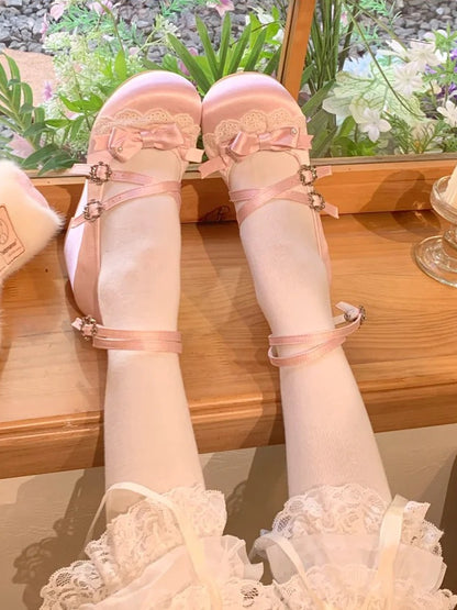 Lolita-Schuhe mit Schleifenakzenten und überkreuzten Keilabsätzen, Spitzenriemen – Satinrosa