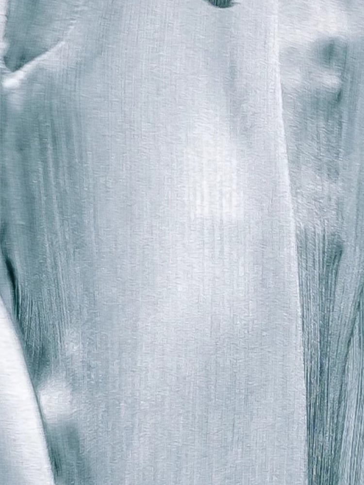 Vintage-Oberteil mit blauen Rüschenakzenten und Hose mit geradem Bein