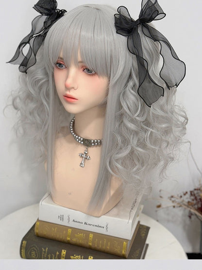 + グレーの爪、前髪付きポニーテール2本、ウェーブのかかった長さのウィッグ、バスト上