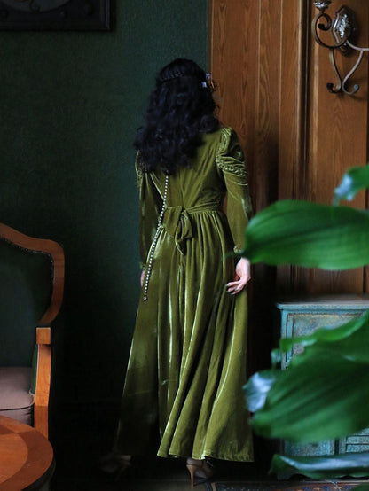 Dunkelgrünes Vintage-Samtkleid mit hoher Taille und quadratischem Ausschnitt