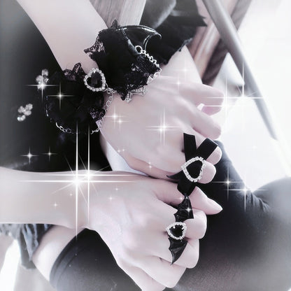 ブラックホワイトのジライケイ悪魔の翼クロスとハートのラインストーンで飾られた蝶結びのブレスレットとリングセット