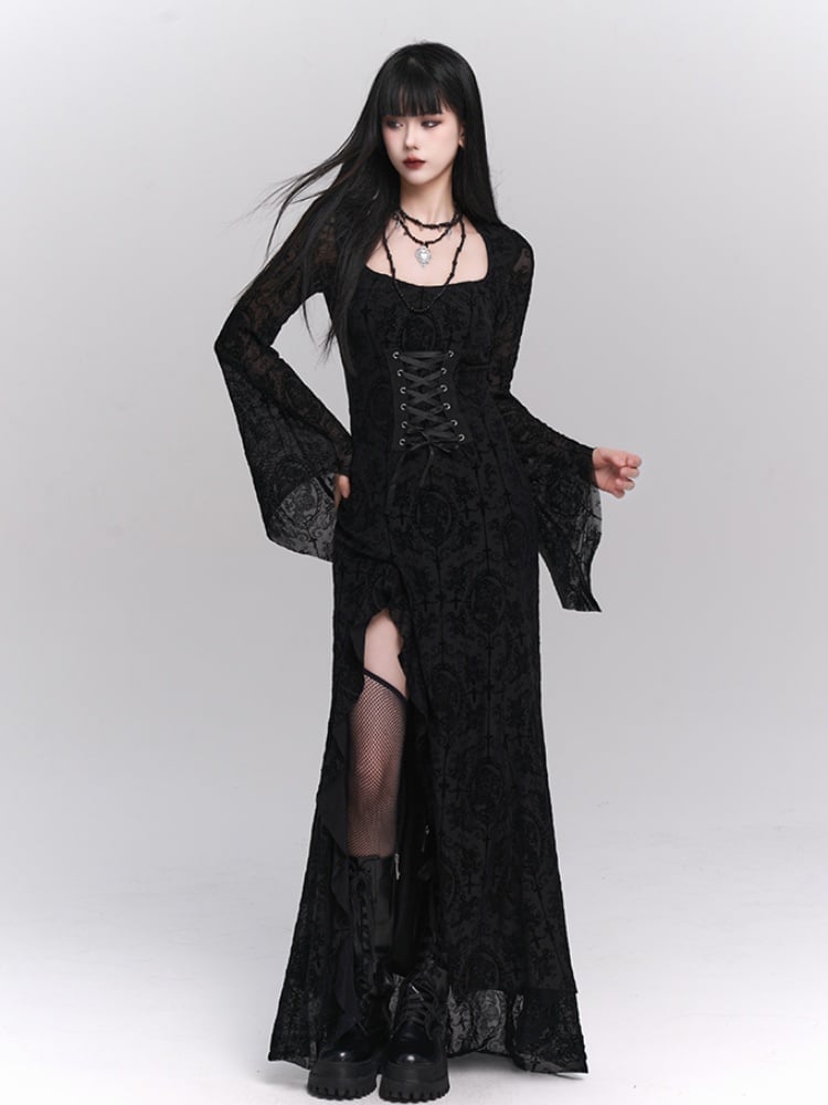 Gothic-Kleid mit schwarzen Glockenärmeln, seitlichem Schlitz und Rosettenspitze und Schnürdetail