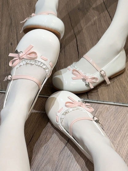Herzförmige Ballerinas mit Knoten, süße Lolita-Spitze, zart, mit runder Zehenpartie, rosa Schleifenbesatz und Akzentschnalle – Weiß