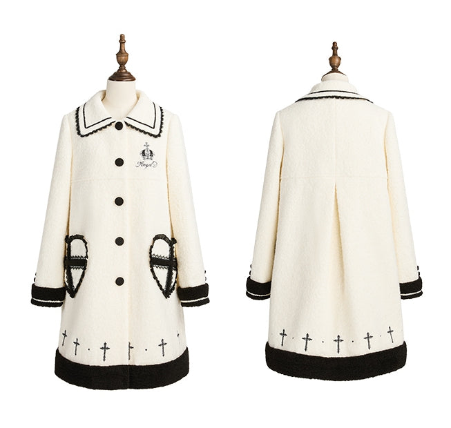 Schwarze herzförmige Wolltaschen mit weißer Stickerei und Mantel