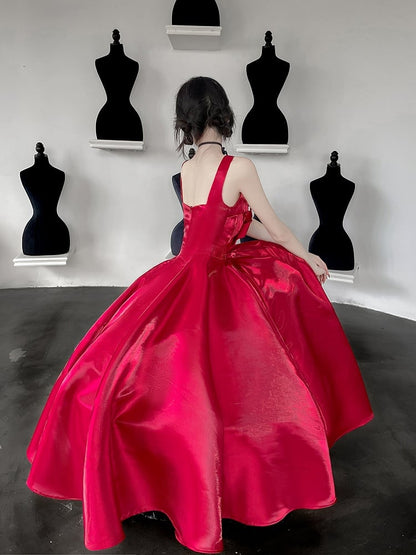 Rotes Weihnachts-Glanzkleid mit Schleife am Mieder, Heimkehrkleid