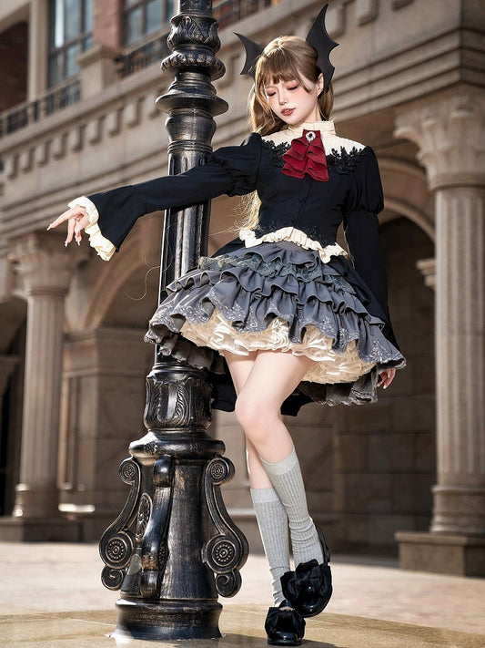 ゴシックロリータ フルセット - 黒のスワローテイル長袖トップス + グレーのティアードスカート + 赤いジャボブローチ