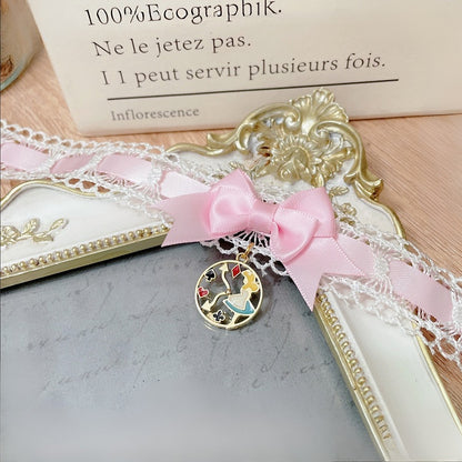 Spitzenhalsband in Blau/Rosa/Schwarz/Rot mit Alice Vibes Wonderland-Besatz