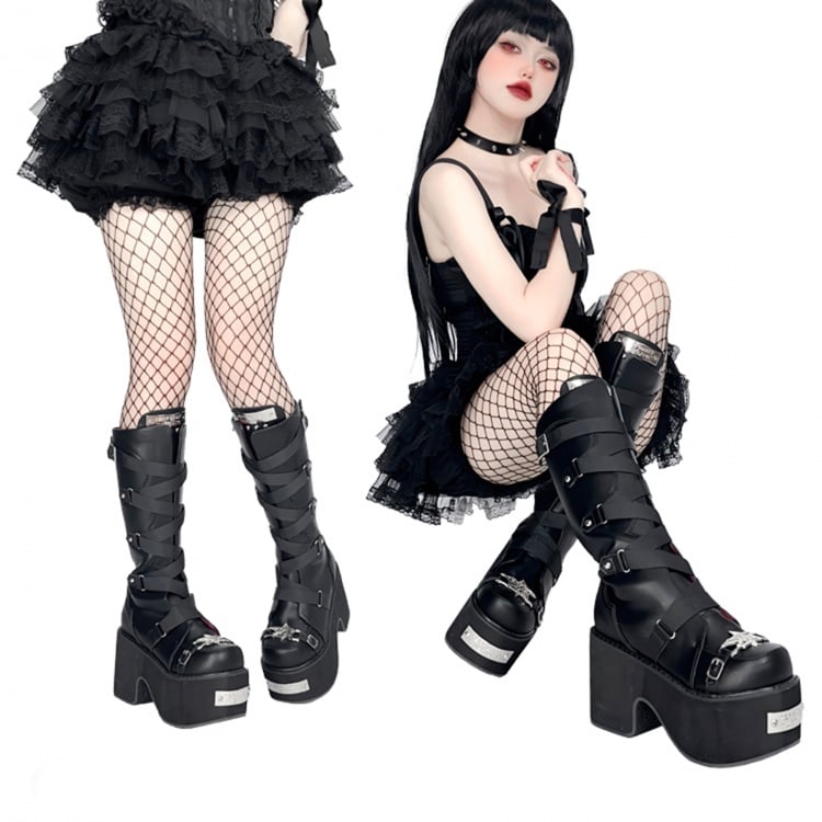 Schwarze Plateaustiefel mit Blockabsatz und überkreuzten Schnallenriemen