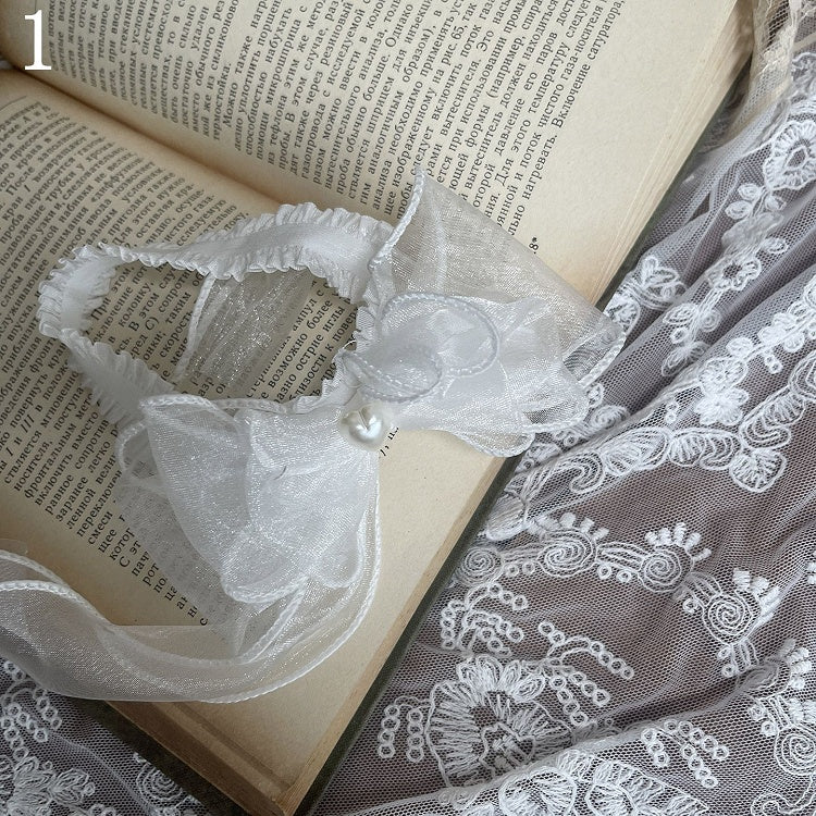 Rosa Strümpfe mit Schnürung unter dem Knie und Schleifendetail