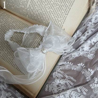 Rosa Strümpfe mit Schnürung unter dem Knie und Schleifendetail