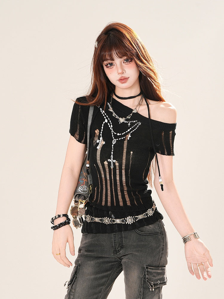 アシンメトリーネックライン、ダメージ加工アクセサリー、ブラック/ホワイトクロスチェーンプリントTシャツ、ビーズネックホール