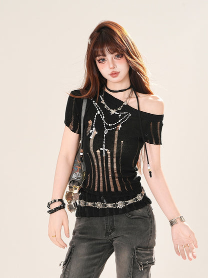 アシンメトリーネックライン、ダメージ加工アクセサリー、ブラック/ホワイトクロスチェーンプリントTシャツ、ビーズネックホール