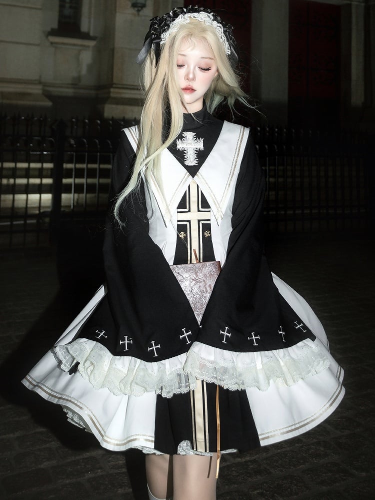 Weißes und schwarzes Lolita-Kleid mit Kreuzdetails und Glockenärmeln