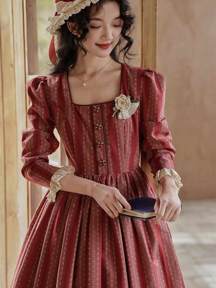 Rotes Vintage-Kleid mit Streifenmuster und Spitzenbesatz und quadratischem Ausschnitt