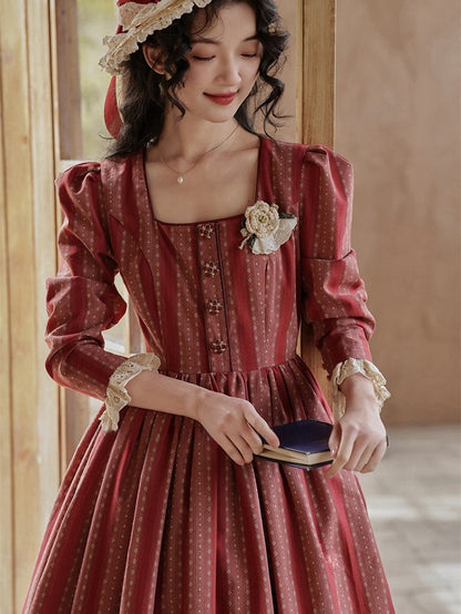 Rotes Vintage-Kleid mit Streifenmuster und Spitzenbesatz und quadratischem Ausschnitt