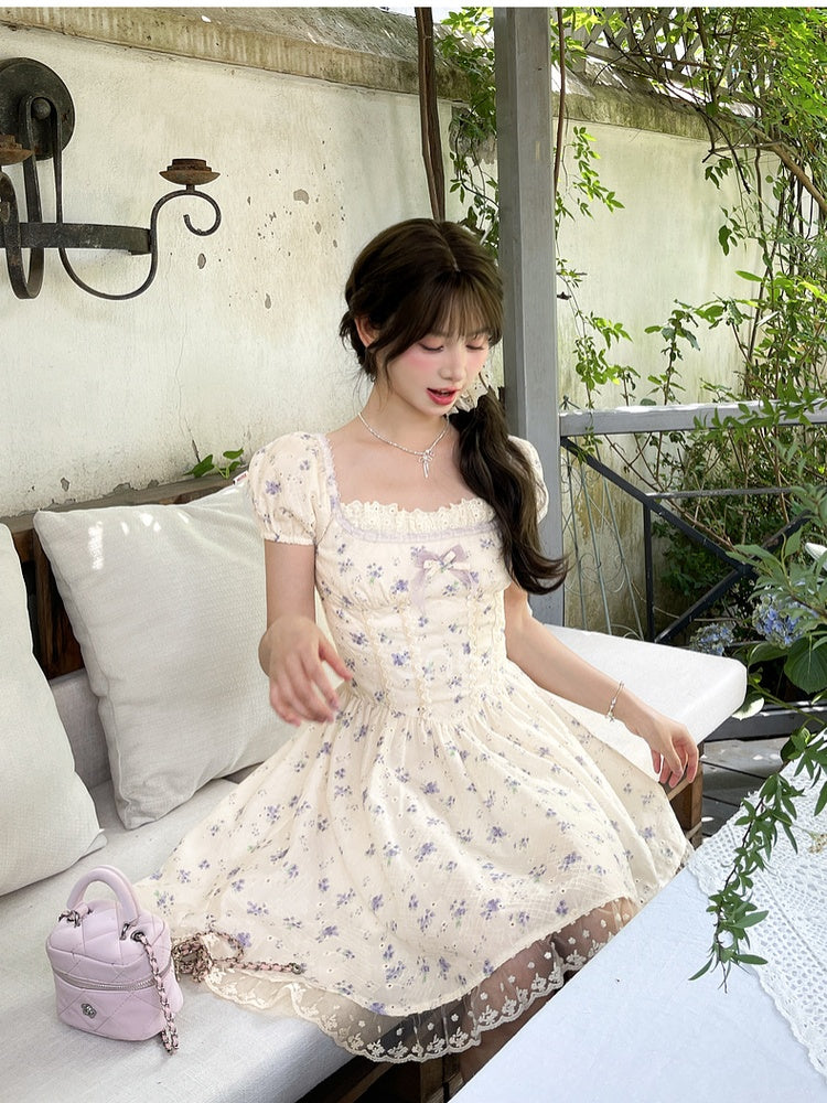 Mori Kei Blumenkleid Beige, quadratischer Ausschnitt und kurze Puffärmel