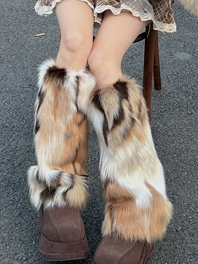 ホワイト＆ブラウンのY2Kシャギーレッグウォーマー